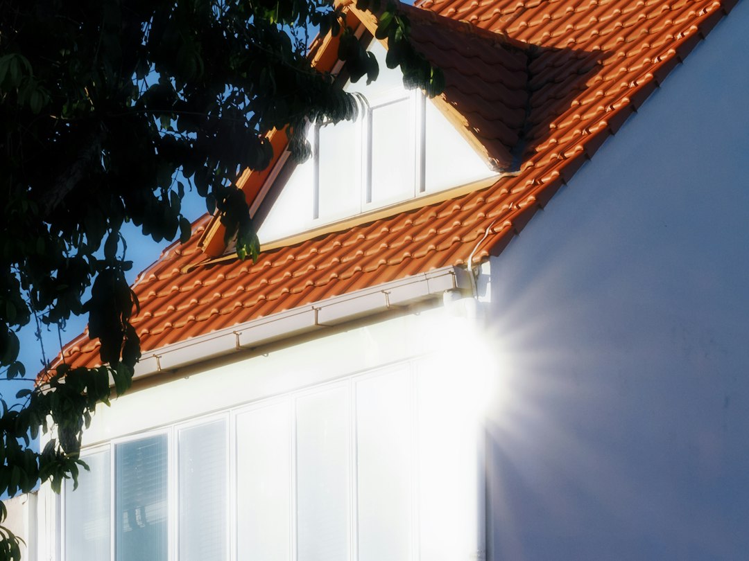 Warmtepomp naast een woning