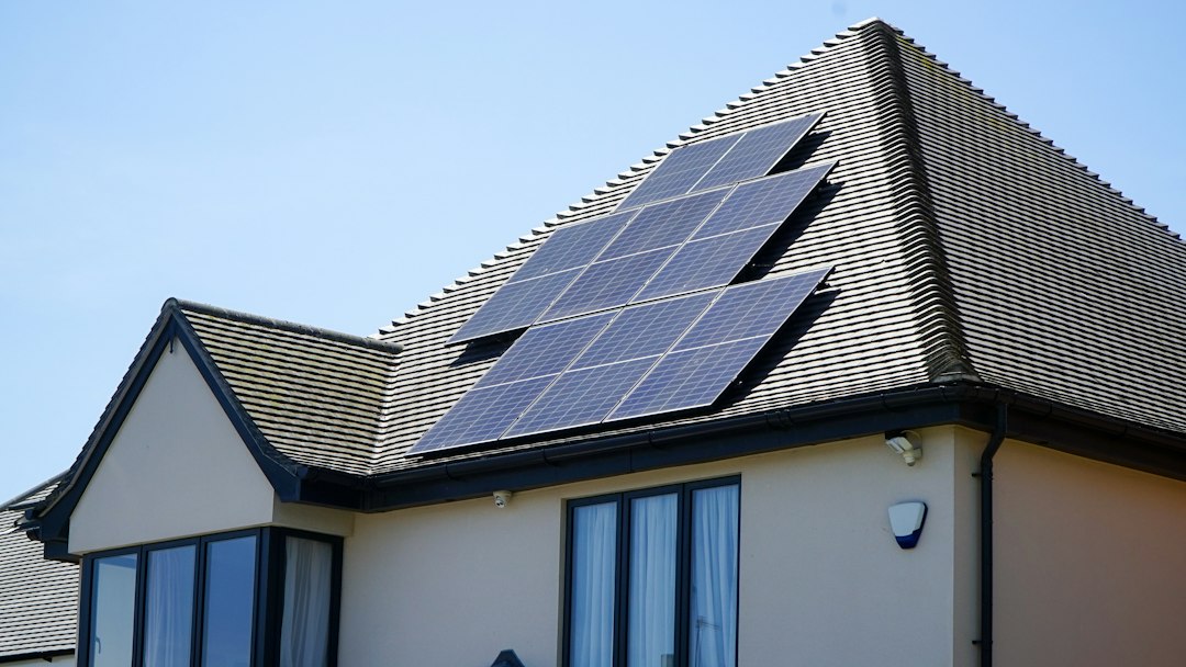 Zonnepanelen op een dak van een woning